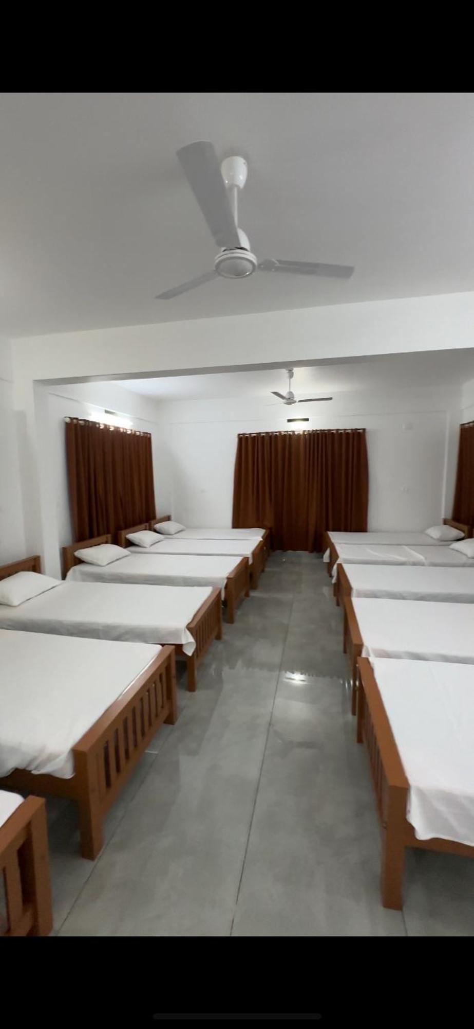 Готель Jayalakshmi Residency Vaduvanchal Екстер'єр фото