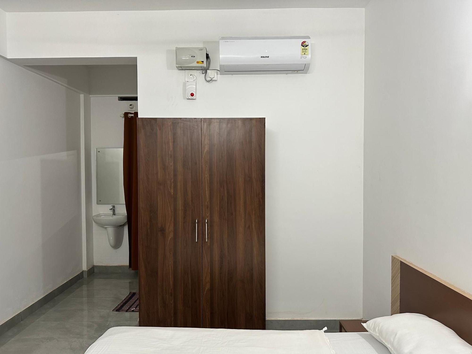 Готель Jayalakshmi Residency Vaduvanchal Екстер'єр фото