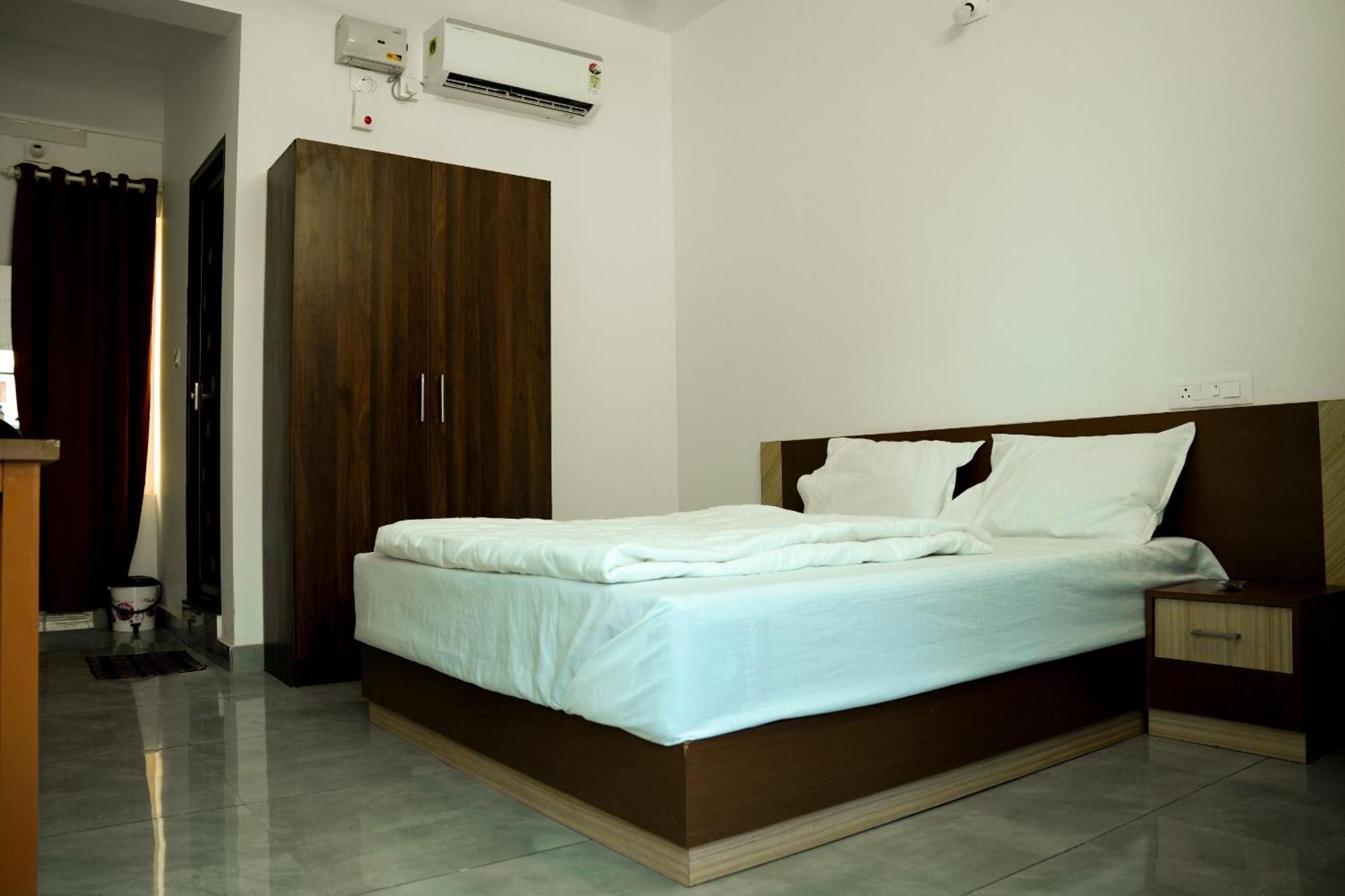 Готель Jayalakshmi Residency Vaduvanchal Екстер'єр фото