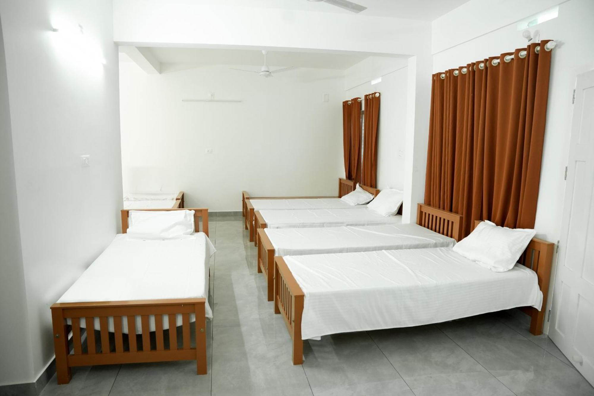 Готель Jayalakshmi Residency Vaduvanchal Екстер'єр фото