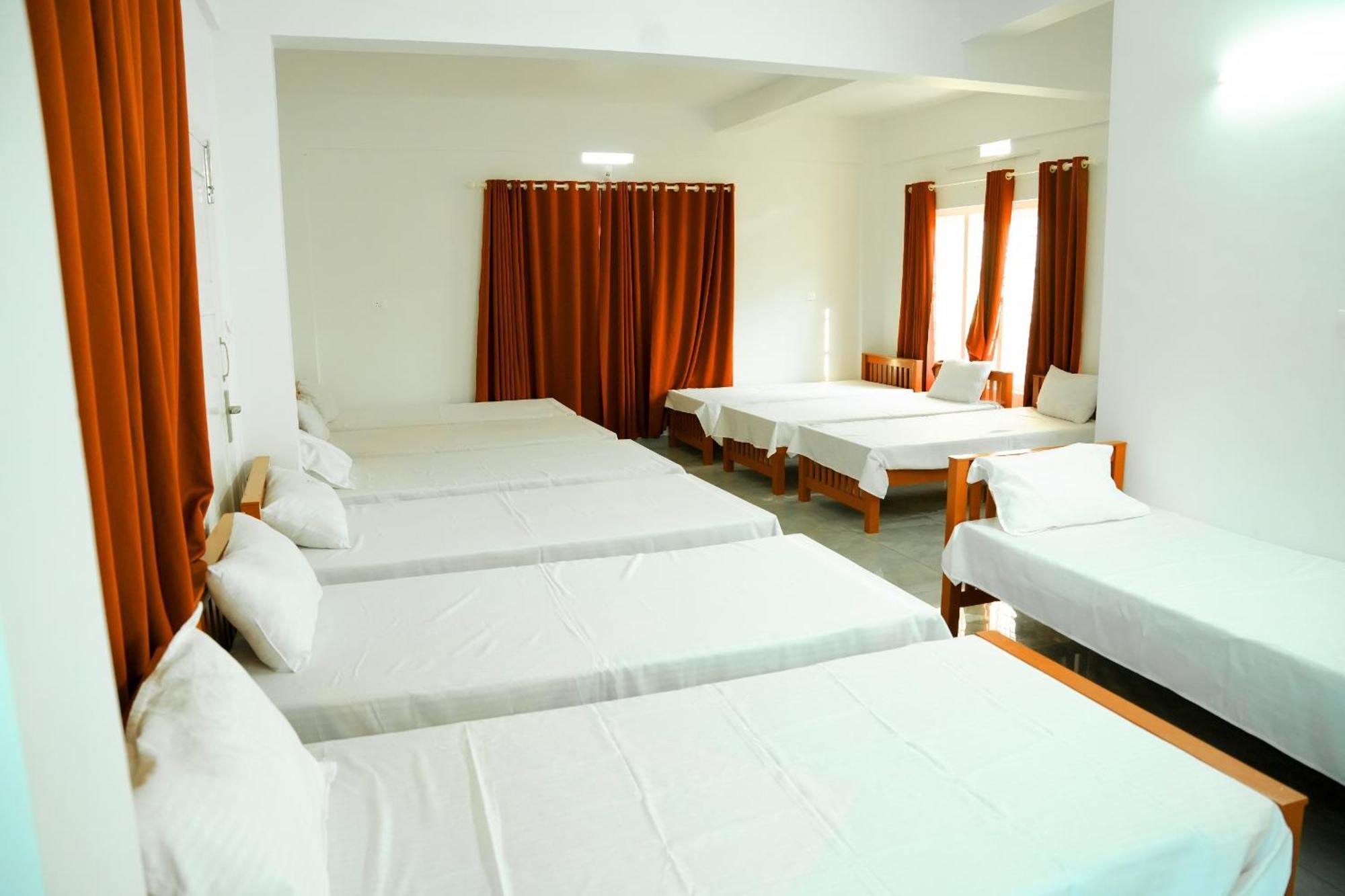 Готель Jayalakshmi Residency Vaduvanchal Екстер'єр фото