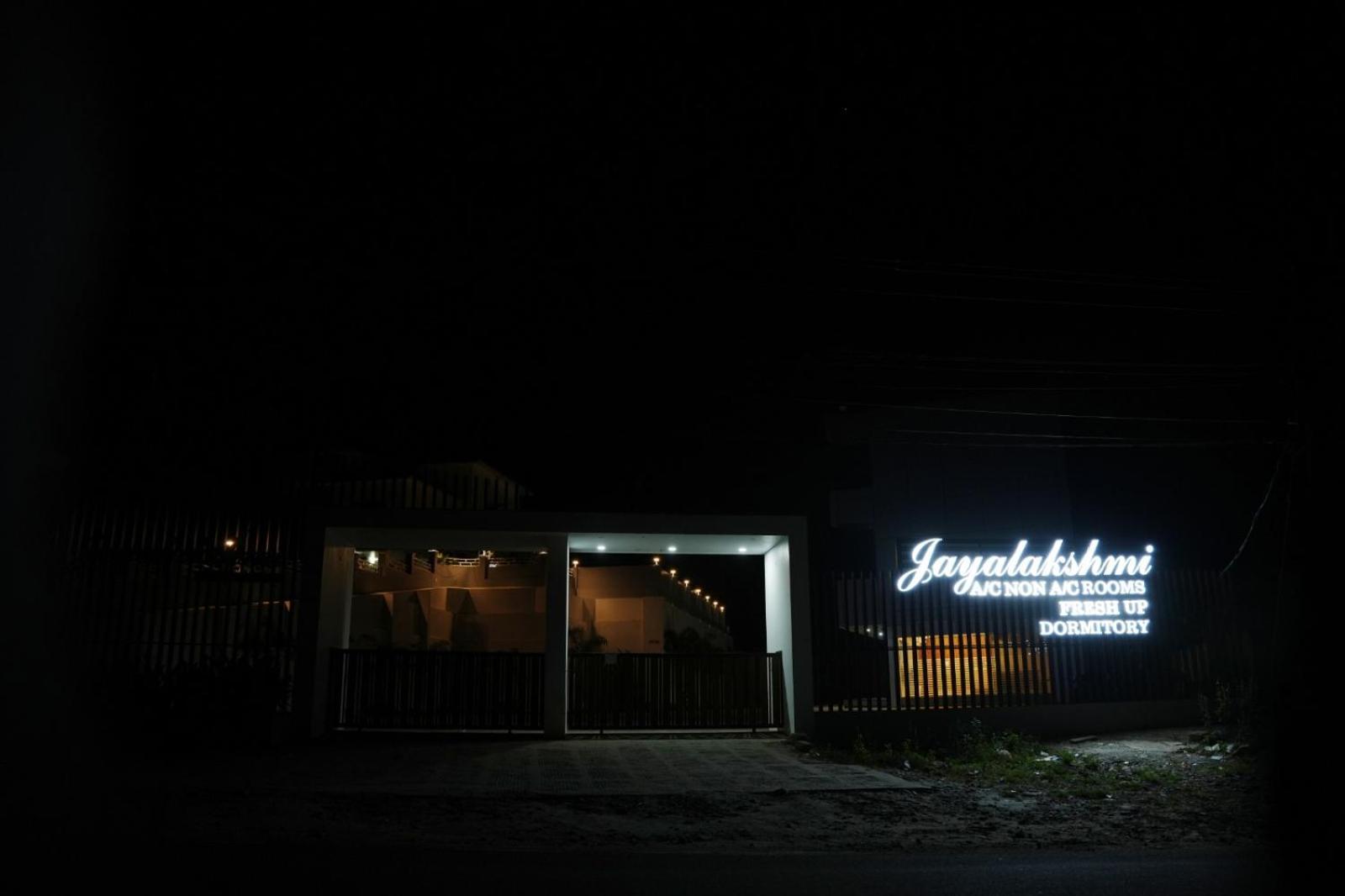Готель Jayalakshmi Residency Vaduvanchal Екстер'єр фото